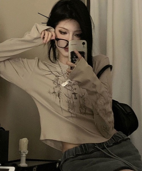 lilful(リルフル)の「フィンガーホール付き タトゥー柄プリントフードトップス(Tシャツ/カットソー・レディース・ベージュ・S/M)」の7枚目の写真
