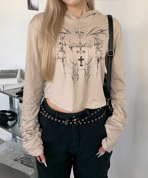 lilful(リルフル)の「フィンガーホール付き タトゥー柄プリントフードトップス(Tシャツ/カットソー・レディース・ベージュ・S/M)」の12枚目の写真
