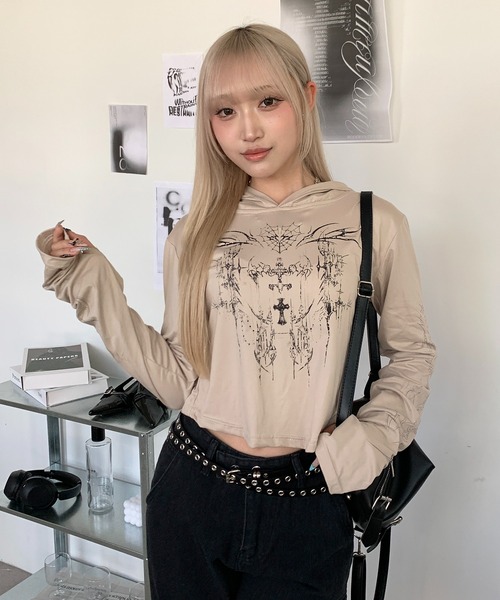 lilful(リルフル)の「フィンガーホール付き タトゥー柄プリントフードトップス(Tシャツ/カットソー・レディース・ベージュ・S/M)」の4枚目の写真