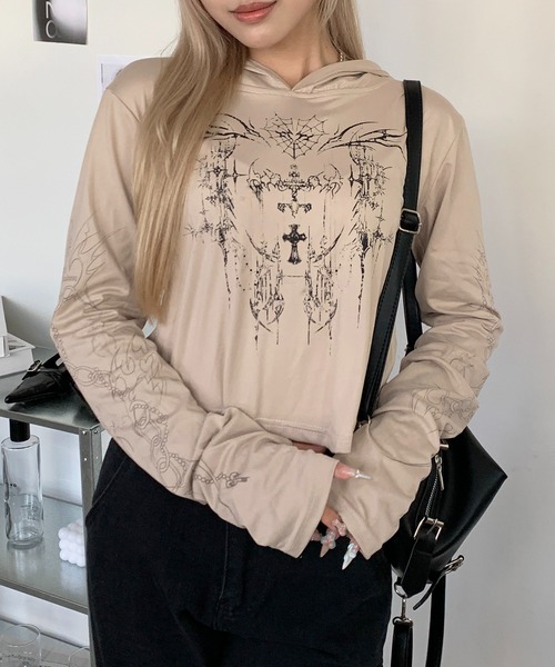 lilful(リルフル)の「フィンガーホール付き タトゥー柄プリントフードトップス(Tシャツ/カットソー・レディース・ベージュ・S/M)」の13枚目の写真