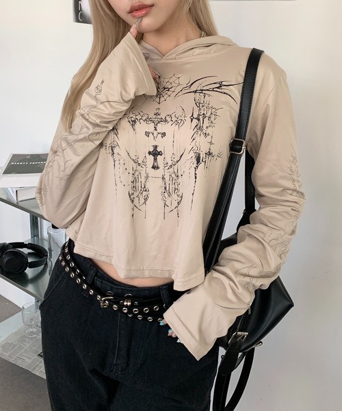lilful(リルフル)の「フィンガーホール付き タトゥー柄プリントフードトップス(Tシャツ/カットソー・レディース・ベージュ・S/M)」の11枚目の写真
