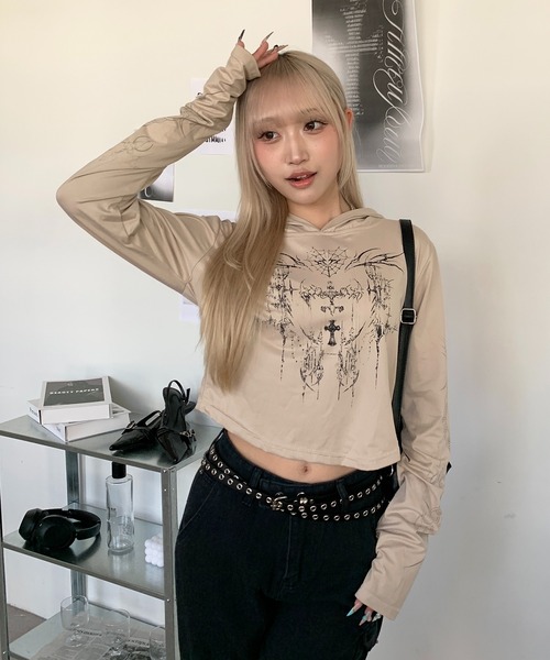 lilful(リルフル)の「フィンガーホール付き タトゥー柄プリントフードトップス(Tシャツ/カットソー・レディース・ベージュ・S/M)」の2枚目の写真