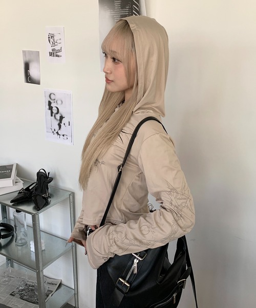 lilful(リルフル)の「フィンガーホール付き タトゥー柄プリントフードトップス(Tシャツ/カットソー・レディース・ベージュ・S/M)」の3枚目の写真
