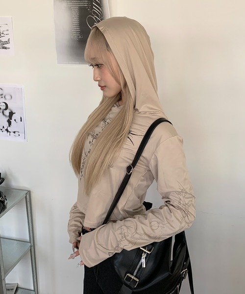 lilful(リルフル)の「フィンガーホール付き タトゥー柄プリントフードトップス(Tシャツ/カットソー・レディース・ベージュ・S/M)」の14枚目の写真