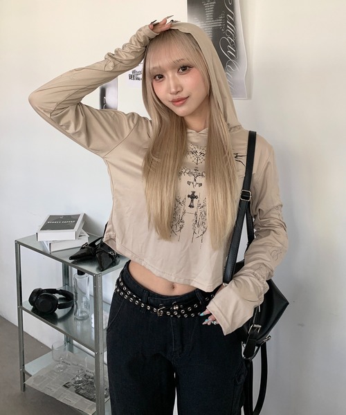 lilful(リルフル)の「フィンガーホール付き タトゥー柄プリントフードトップス(Tシャツ/カットソー・レディース・ベージュ・S/M)」の15枚目の写真