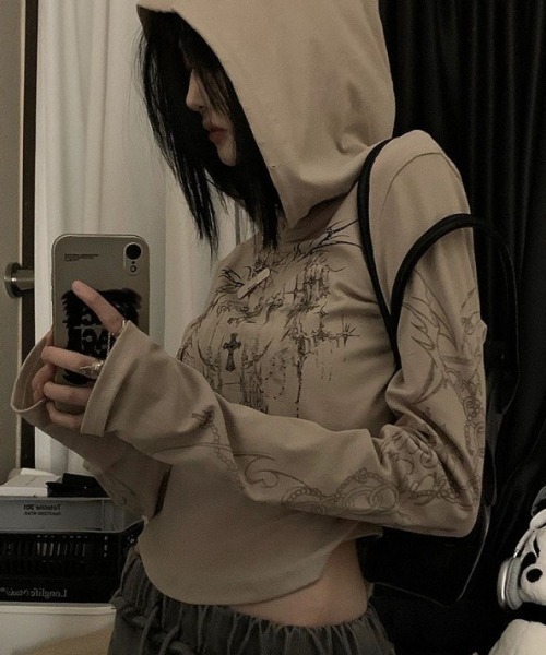 lilful(リルフル)の「フィンガーホール付き タトゥー柄プリントフードトップス(Tシャツ/カットソー・レディース・ベージュ・S/M)」の6枚目の写真