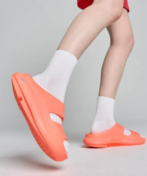 【美品】<OOFOS>OOyea サンダル OOFOS】OOyea（サンダル）｜OOFOS（ウーフォス）のファッション通販