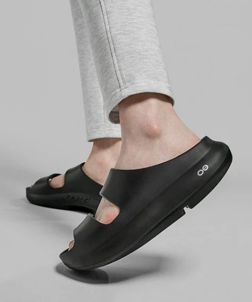 【美品】<OOFOS>OOyea サンダル OOFOS】OOyea（サンダル）｜OOFOS（ウーフォス）のファッション通販