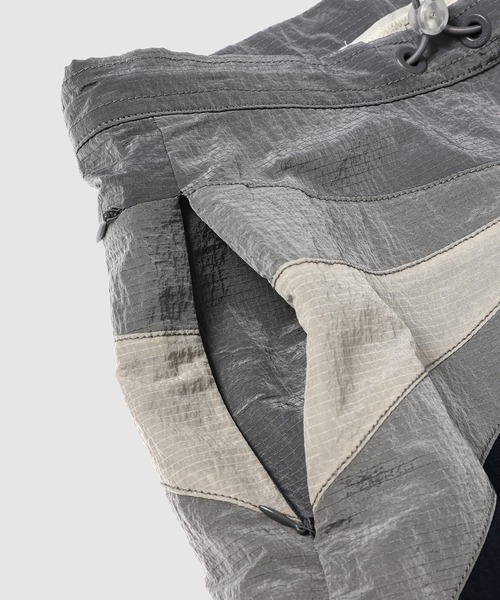 ERL（イーアールエル）の「UNISEX NYLON RAVE PANTS WOVEN（その他パンツ・メンズ・グレー・S/M）」の3枚目の写真