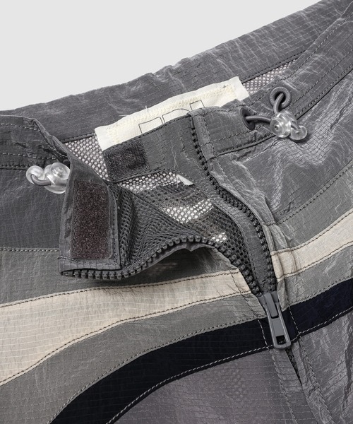 ERL（イーアールエル）の「UNISEX NYLON RAVE PANTS WOVEN（その他パンツ・メンズ・グレー・S/M）」の7枚目の写真