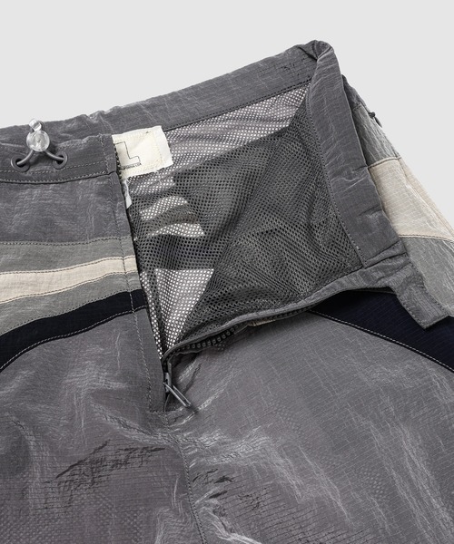 ERL（イーアールエル）の「UNISEX NYLON RAVE PANTS WOVEN（その他パンツ・メンズ・グレー・S/M）」の9枚目の写真