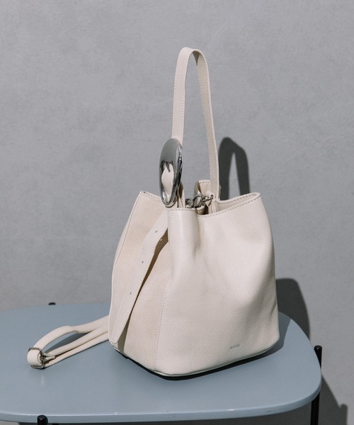 Beau're（ヴュレ）の「BEAURE スエードコンビ ショルダー Bag（ショルダーバッグ・レディース・アイボリー/ブラック/グレイッシュベージュ・FREE）」の2枚目の写真
