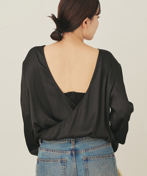 plage（プラージュ）の「Memory Satin Back Wrap ブラウス（シャツ/ブラウス・レディース・ブラック/アイボリー・FREE）」の4枚目の写真