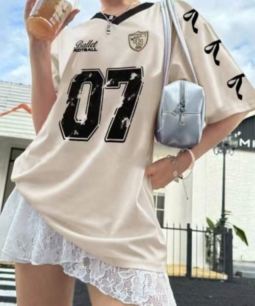 Ritzy(リッツィー)の「Y2K 運動型 オーバーサイズ リボンプリント トップス(Tシャツ/カットソー・レディース・レッド/ピンク/ブラック/ベージュ・M/L/XL)」の3枚目の写真