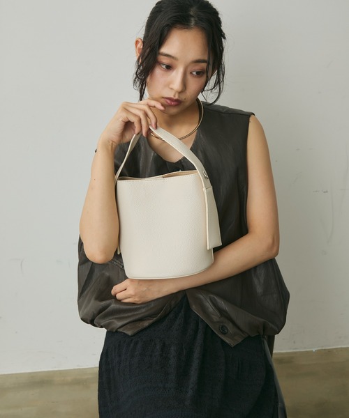 Lunea(ルネア)の「2wayワンハンドルバッグ/ポーチ付き(ハンドバッグ・レディース・ブラック/ホワイト/ブラウン・FREE)」の5枚目の写真