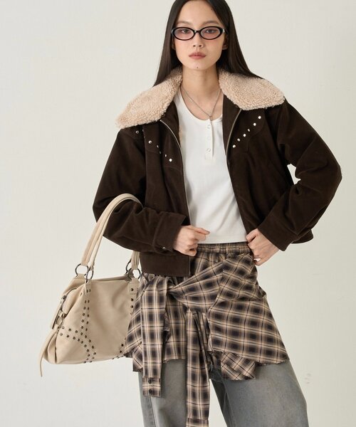WHO'S WHO gallery(フーズフーギャラリー)の「ボアカラースタッズスウェードブルゾン(ブルゾン・レディース・キャメル/ブラウン・FREE)」の6枚目の写真