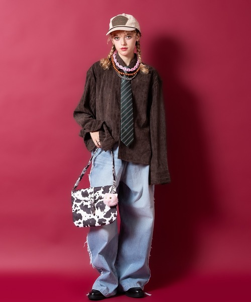 a.p.o.v.(エーピーオービー)の「a.p.o.v. オーバーサイズクロップド丈型押しチェックコーデュロイシャツ(シャツ/ブラウス・メンズ・ブラック/ブラウン・ONESIZE)」の4枚目の写真