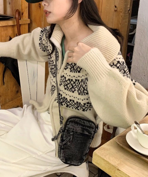SallyLunn(サリーラン)の「ノルディック柄ジップニット(ニット/セーター・レディース・グレー/ブラック/ホワイト/レッド・FREE)」の1枚目の写真