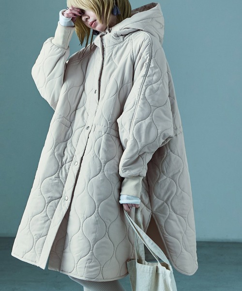 Fashion Letter（ファッションレター）の「フード付き オーバーサイズ キルティングロングコート（ダウンジャケット/コート・レディース・ブラック/カーキ/アイボリー・M）」の4枚目の写真