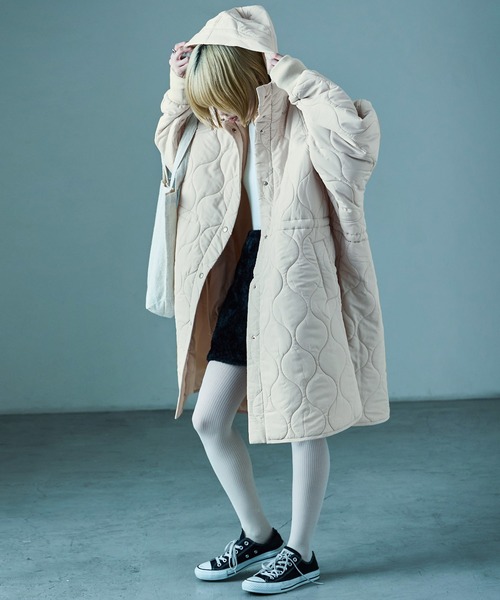 Fashion Letter（ファッションレター）の「フード付き オーバーサイズ キルティングロングコート（ダウンジャケット/コート・レディース・ブラック/カーキ/アイボリー・M）」の8枚目の写真