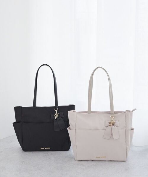 Maison de FLEUR(メゾンドフルール)の「撥水加工リボンチャームマルチポケットトートM(トートバッグ・レディース・ブラック/ピンク系その他3・FREE)」の3枚目の写真