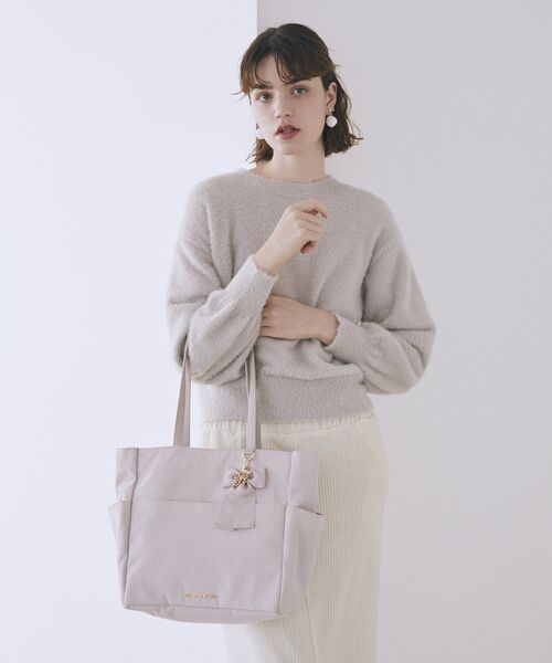 Maison de FLEUR(メゾンドフルール)の「撥水加工リボンチャームマルチポケットトートM(トートバッグ・レディース・ブラック/ピンク系その他3・FREE)」の4枚目の写真