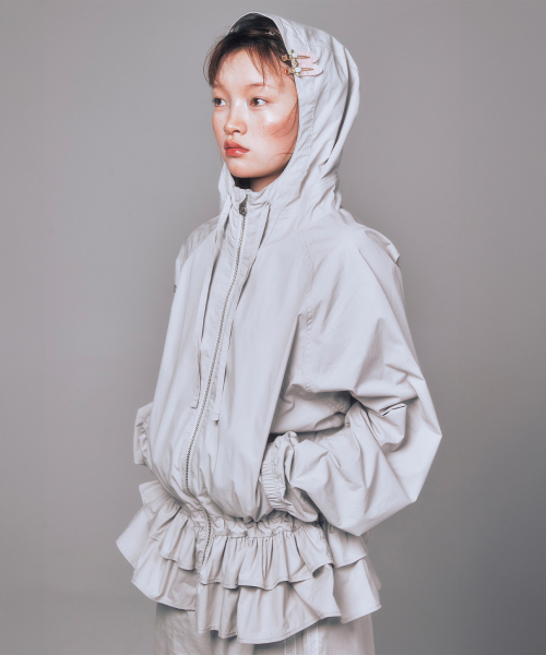 YOUHEE(ユヒ)の「RUFFLE DETAILED WINDBREAKER GREY(その他アウター・レディース・その他・FREE)」の1枚目の写真