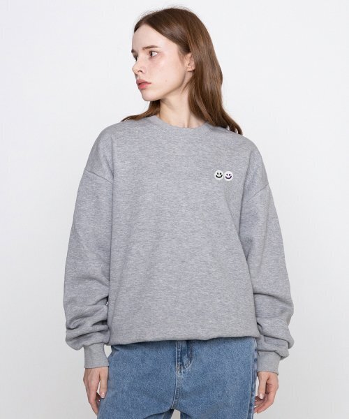 GRAVER（グレーバー）の「[UNISEX]ダブルスマイル刺繍ロゴマンツーマン_グレー（スウェット・レディース・グレー・LARGE/MEDIUM/X-LARGE）」の2枚目の写真