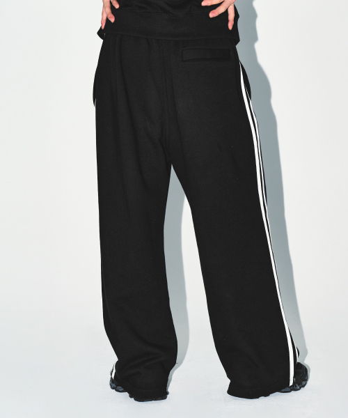 BORN TO WIN（ボーントゥウィン）の「CHROME B TRACK LINE SEMI WIDE PANTS [BLACK]（スウェットパンツ・メンズ・その他・1/2/3）」の8枚目の写真