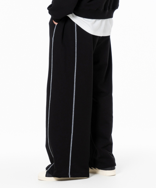 MOZMOZ（モズモズ）の「サイドステッチワイドトレーニングパンツブラック（スウェットパンツ・メンズ・その他・M/XL/XXL）」の4枚目の写真
