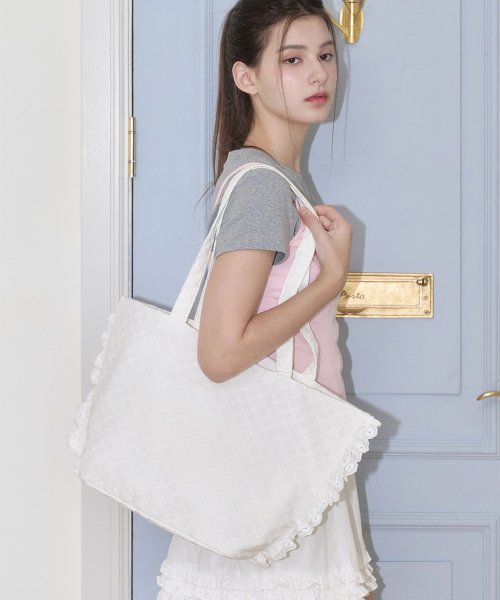 ALKI ALKA(アルキアルカ)の「Ruffle Trim Bag (White)(ショルダーバッグ・レディース・ホワイト・FREE)」の4枚目の写真