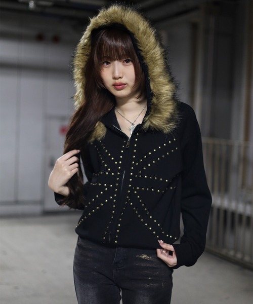 ATMARK(アットマーク)の「《フリーサイズ / UNISEX 》ユニオンジャック スタッズファーパーカー(パーカー・レディース・ブラック/グレー・FREE)」の2枚目の写真