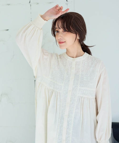 studio CLIP（スタディオクリップ）の「ダブルフロントやわらか刺繍ブラウス《オケージョン2026SS》（シャツ/ブラウス・レディース・ネイビー/ライトグレー/オフホワイト/ライトブルー・FREE）」の10枚目の写真