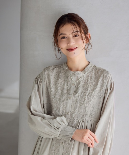 studio CLIP（スタディオクリップ）の「ダブルフロントやわらか刺繍ブラウス《オケージョン2026SS》（シャツ/ブラウス・レディース・ネイビー/ライトグレー/オフホワイト/ライトブルー・FREE）」の13枚目の写真