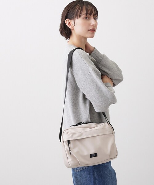 Dessin（デッサン）の「【ユニセックス/軽量】ポリエステルショルダーバッグ（ショルダーバッグ・レディース・ブラック/ライトベージュ/チャコールグレー・00）」の3枚目の写真