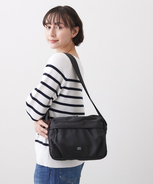 Dessin（デッサン）の「【ユニセックス/軽量】ポリエステルショルダーバッグ（ショルダーバッグ・レディース・ブラック/ライトベージュ/チャコールグレー・00）」の4枚目の写真