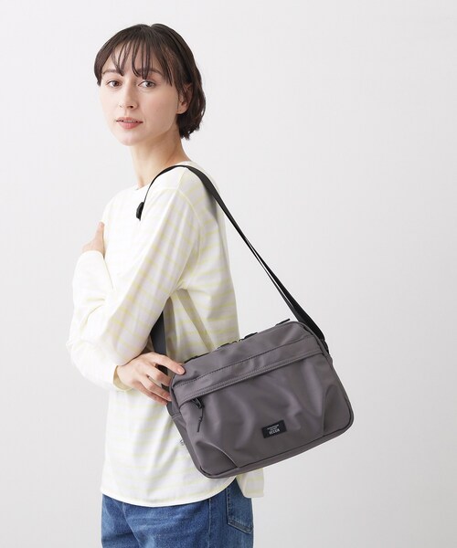 Dessin（デッサン）の「【ユニセックス/軽量】ポリエステルショルダーバッグ（ショルダーバッグ・レディース・ブラック/ライトベージュ/チャコールグレー・00）」の8枚目の写真