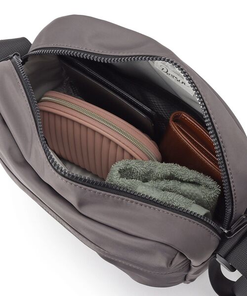 Dessin（デッサン）の「【ユニセックス/軽量】ポリエステルショルダーバッグ（ショルダーバッグ・レディース・ブラック/ライトベージュ/チャコールグレー・00）」の19枚目の写真