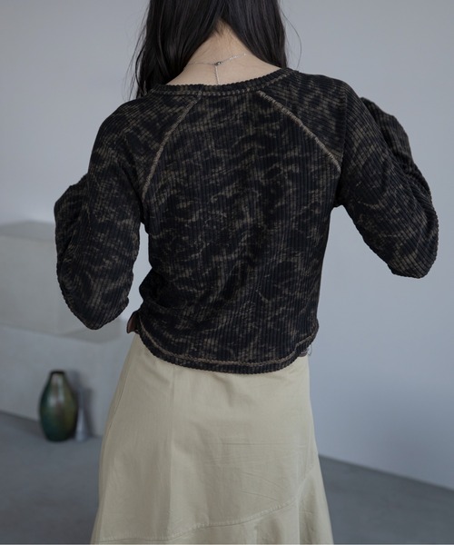 VACANCY（ヴァカンシー）の「ケミカル加工ツイストリブトップス（Tシャツ/カットソー・レディース・ブラック/ブラウン・FREE）」の4枚目の写真