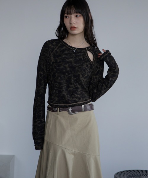 VACANCY（ヴァカンシー）の「ケミカル加工ツイストリブトップス（Tシャツ/カットソー・レディース・ブラック/ブラウン・FREE）」の8枚目の写真