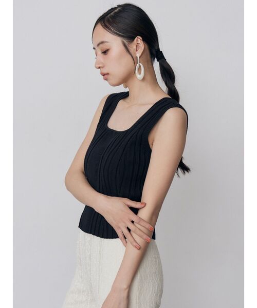 MURUA(ムルーア)の「スクエアキーネックリブニットタンク 夏服(タンクトップ・レディース・ブラック/ホワイト/オレンジ/ブルー・FREE)」の11枚目の写真