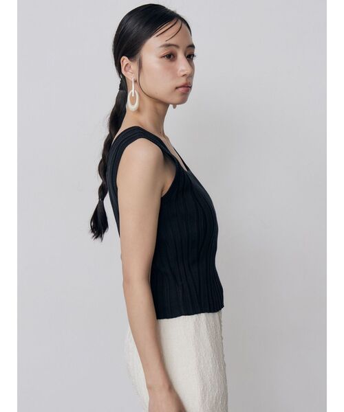 MURUA(ムルーア)の「スクエアキーネックリブニットタンク 夏服(タンクトップ・レディース・ブラック/ホワイト/オレンジ/ブルー・FREE)」の15枚目の写真
