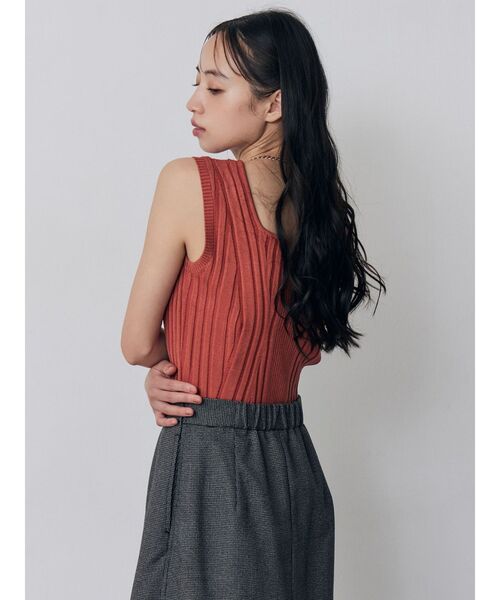 MURUA(ムルーア)の「スクエアキーネックリブニットタンク 夏服(タンクトップ・レディース・ブラック/ホワイト/オレンジ/ブルー・FREE)」の14枚目の写真