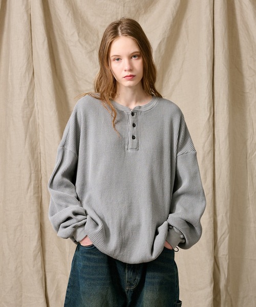 WETTEMPT（ウィテンプト）の「HENRY NECK PIGMENT WAFFLE LONG TEE / ヘンリーネックピグメントワッフルロンT（Tシャツ/カットソー・メンズ・グレー/チャコールグレー/ブラック/カーキ・SMALL/MEDIUM/LARGE）」の3枚目の写真