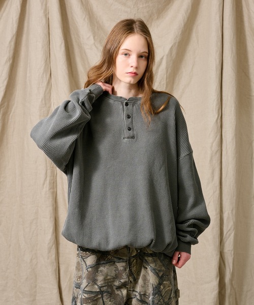 WETTEMPT（ウィテンプト）の「HENRY NECK PIGMENT WAFFLE LONG TEE / ヘンリーネックピグメントワッフルロンT（Tシャツ/カットソー・メンズ・グレー/チャコールグレー/ブラック/カーキ・SMALL/MEDIUM/LARGE）」の2枚目の写真