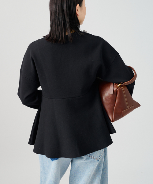 VERMEIL par iena（ヴェルメイユパーイエナ）の「ペプラムダンボールプルオーバー（ニット/セーター・レディース・ネイビー/ブラック・FREE）」の3枚目の写真