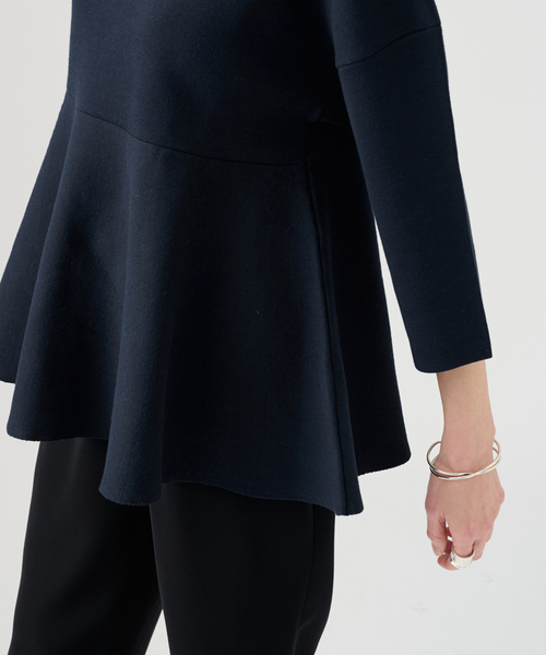 VERMEIL par iena（ヴェルメイユパーイエナ）の「ペプラムダンボールプルオーバー（ニット/セーター・レディース・ネイビー/ブラック・FREE）」の10枚目の写真