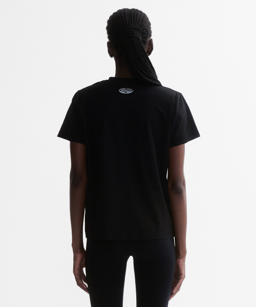 MENASOO(ミナス)の「VENODE Three Track Logo Active Tshirts_Black (Basic Fit)(Tシャツ/カットソー・レディース・ブラック・1/2)」の4枚目の写真