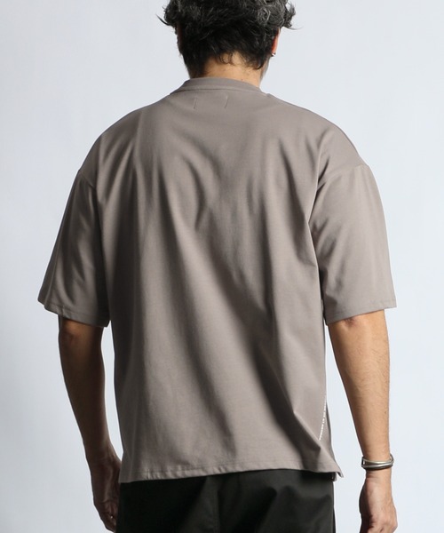 The DUFFER of ST.GEORGE（ザダファーオブセントジョージ）の「COOLMAX 2LAYERS RELAX FIT TEE：2層構造 吸水速乾クールマックス リラックス Tシャツ（Tシャツ/カットソー・メンズ・ブラック/ブルーグレー/ホワイト/ブラウン/ライトグレー・MEDIUM/SMALL/X-LARGE/LARGE）」の17枚目の写真