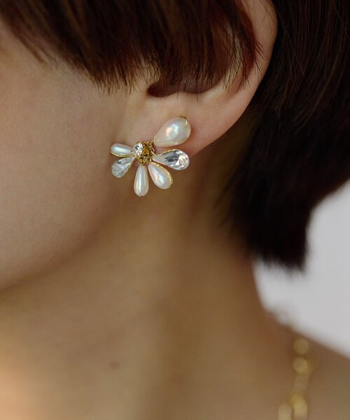 ear PAPILLONNER(イアパピヨネ)の「花びら雫パールピアス(ピアス(両耳用)・レディース・シルバー/ゴールド・FREE)」の2枚目の写真